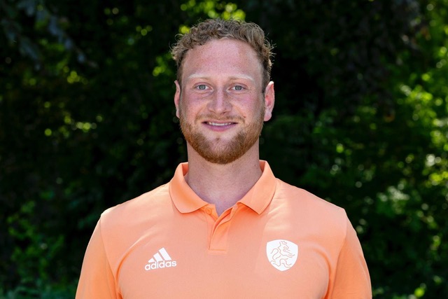 Thijmen Schenk in het oranje trainingstenue