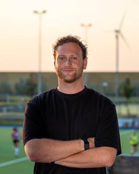 Thijmen Schenk langs de lijn op het hockeyveld
